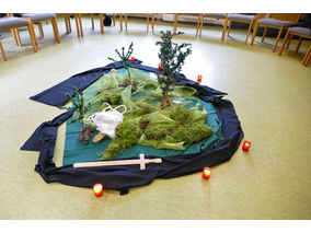 Kinderkarfreitagsliturgie im Gemeindezentrum (© Karl-Franz Thiede)